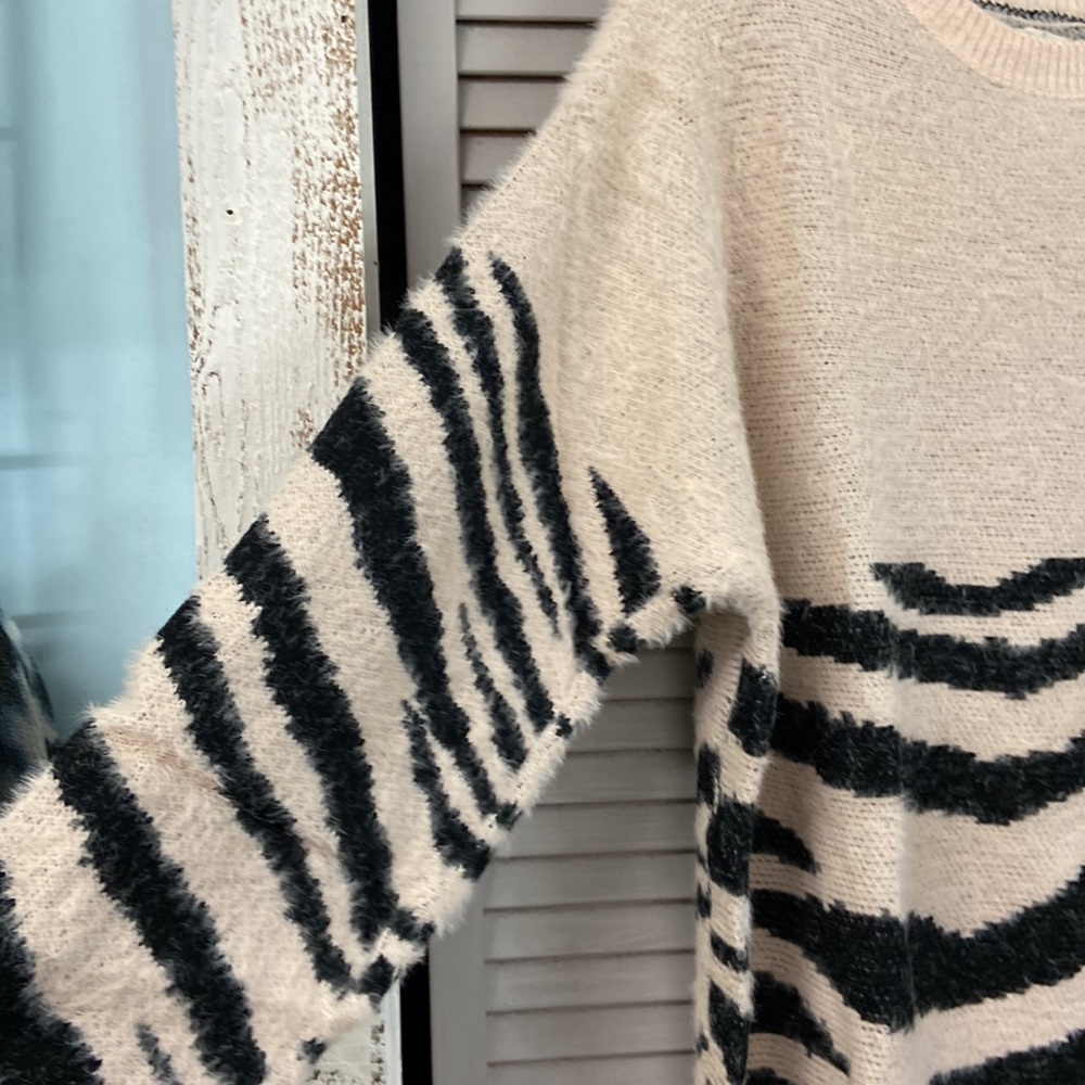 Top Easel LA Zebra Print Knit Mauve and Black Plus Sizes - Picture 2 of 7